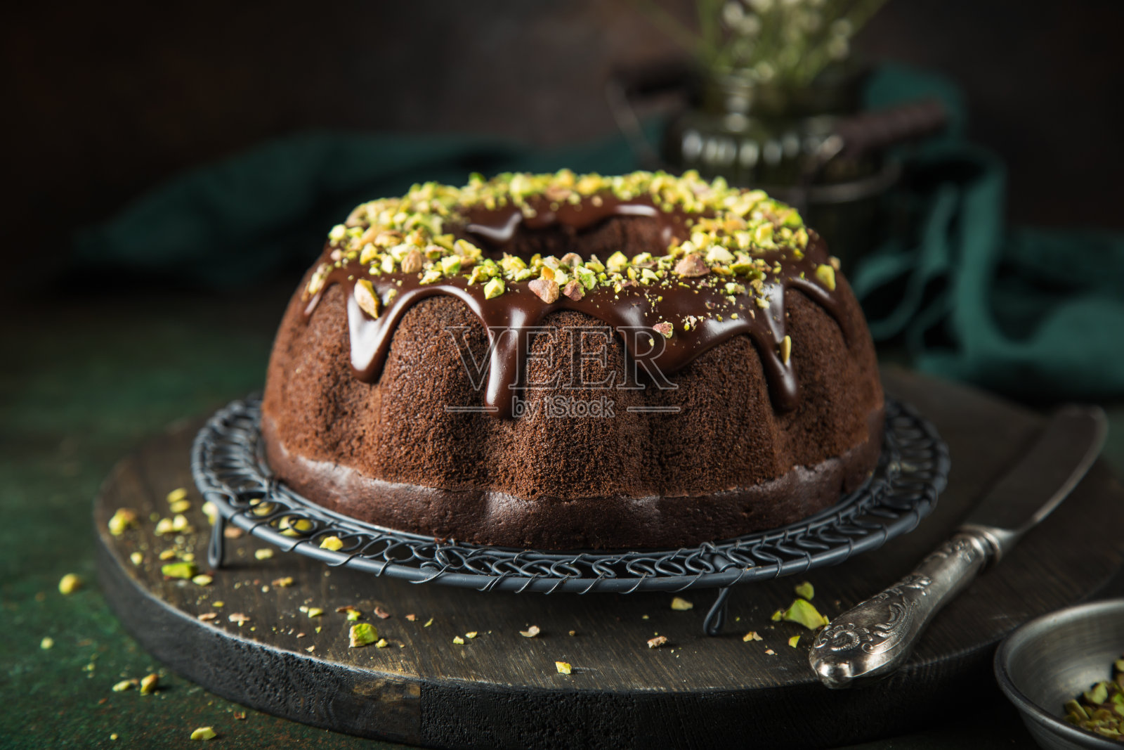 巧克力蛋糕与巧克力釉和开心果照片摄影图片