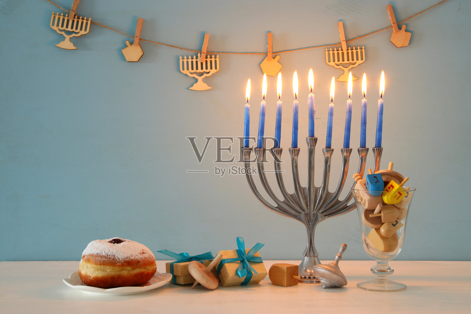 犹太节日光明节的背景与传统的旋转顶部，烛台(传统的烛台)照片摄影图片