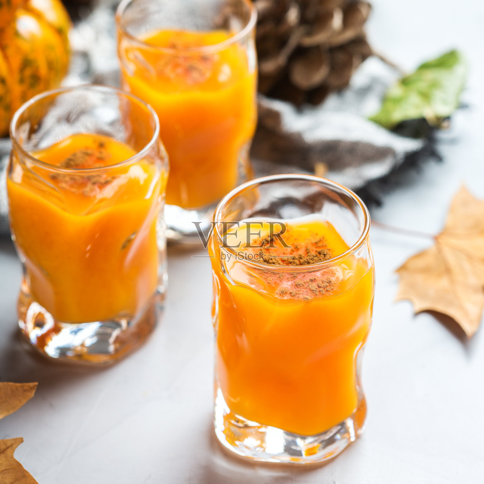 感恩节秋天酒精鸡尾酒饮料与南瓜和树叶照片摄影图片