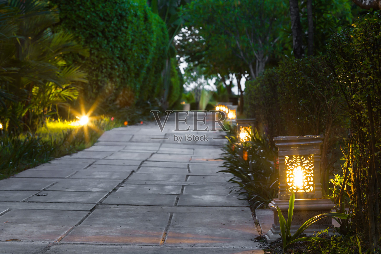 陶瓷灯街在暮色中的花园步道照片摄影图片