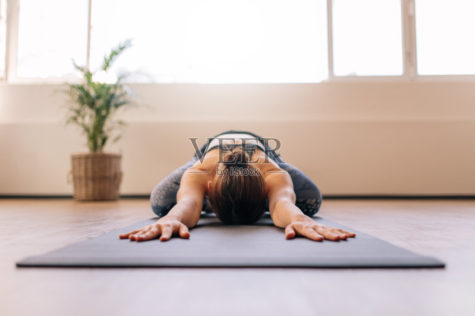 健身女性在瑜伽垫上锻炼照片摄影图片