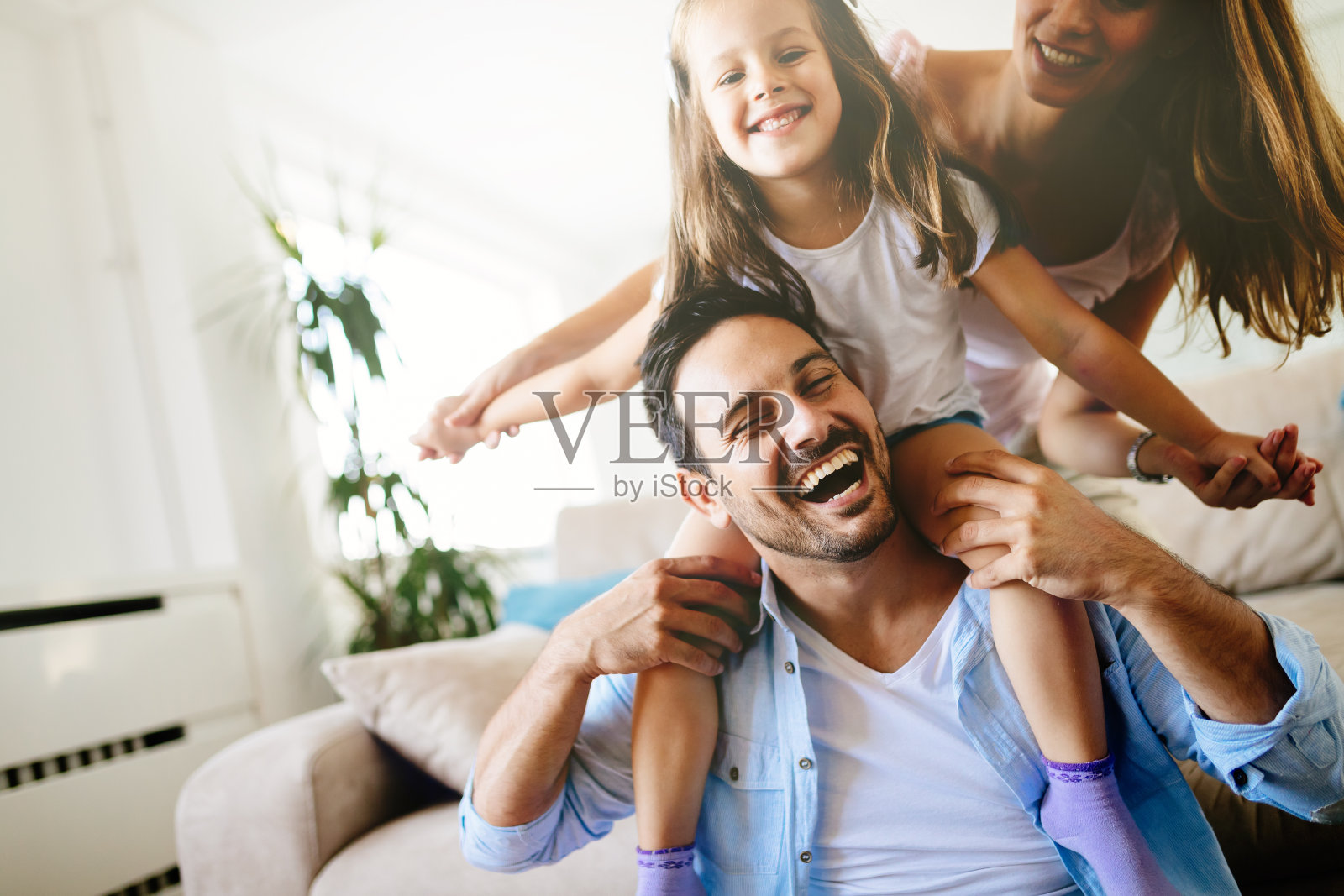 幸福的家庭在家里享受快乐时光照片摄影图片