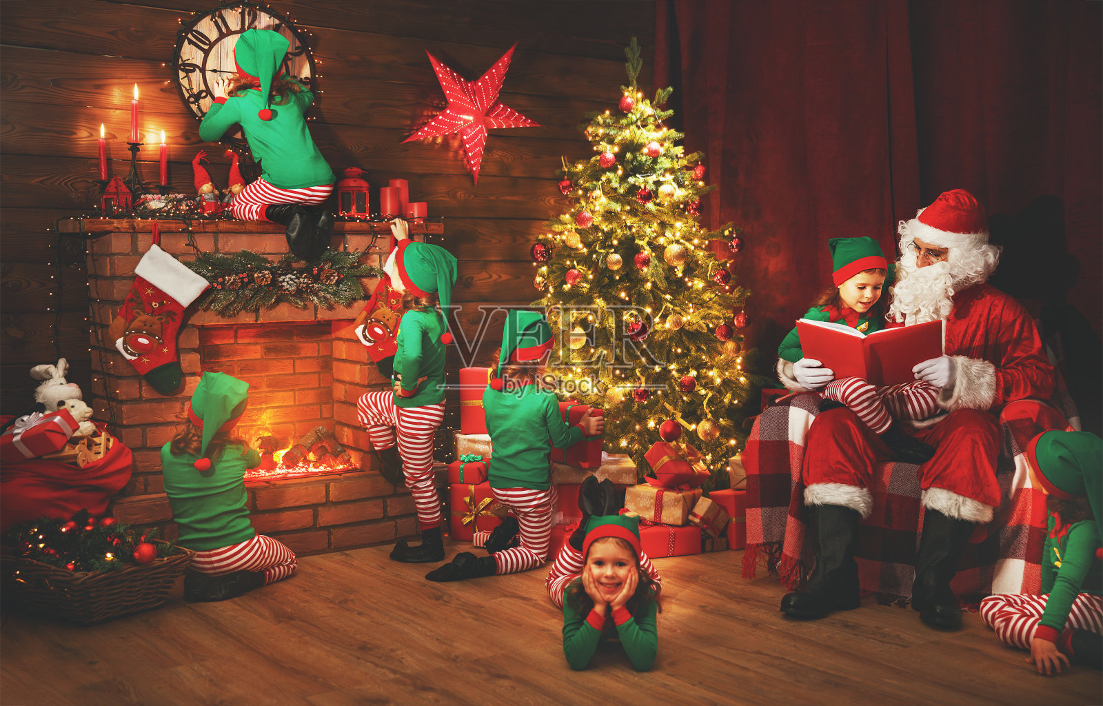 圣诞老人和小精灵们在圣诞节前到他家做客照片摄影图片