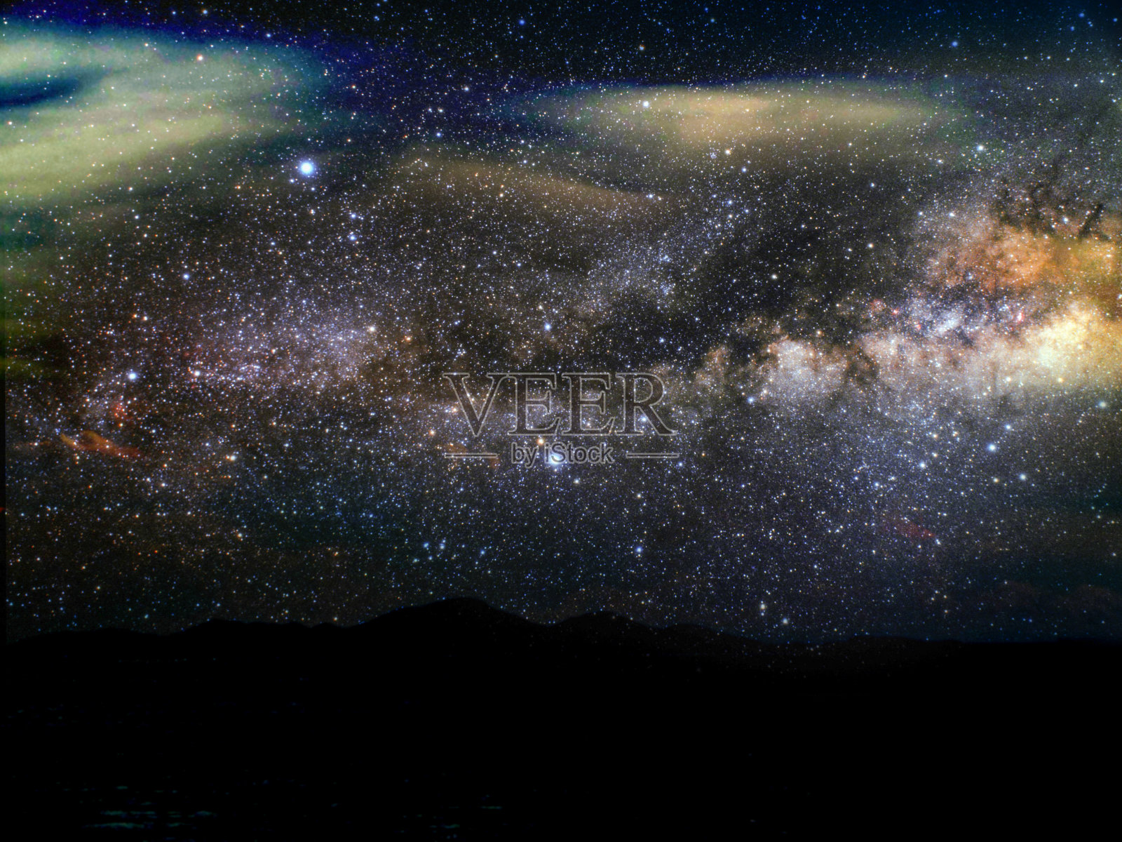 在夜晚，山的轮廓模糊了银河系照片摄影图片