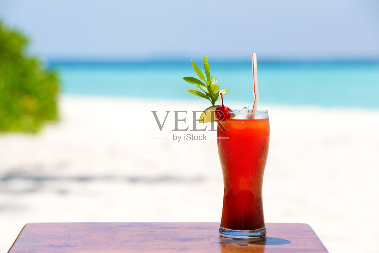 马尔代夫海滩上的五彩鸡尾酒照片摄影图片