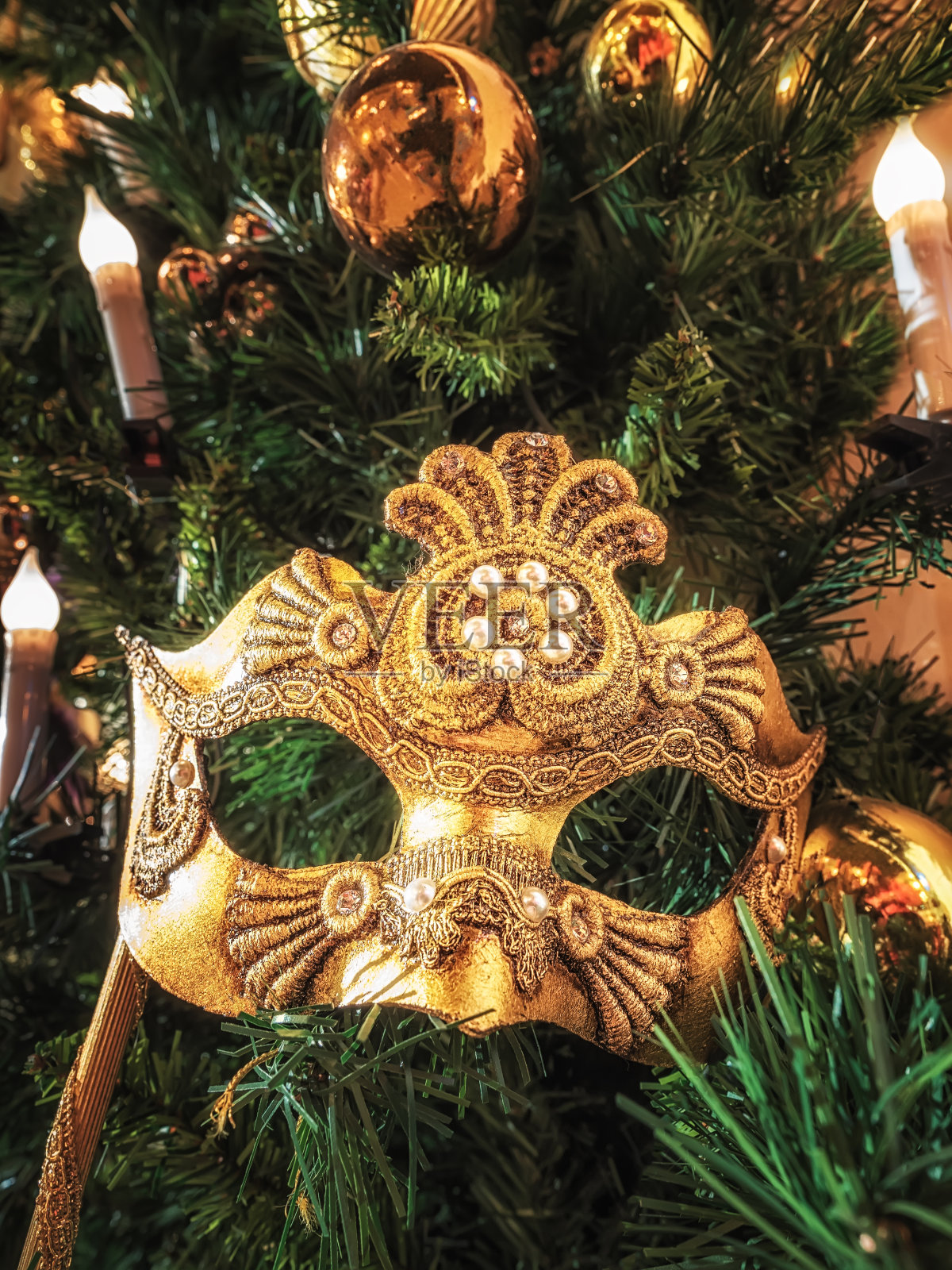 威尼斯狂欢节圣诞树上的面具。圣诞节和新年的背景。圣诞树，球，蜡烛，面具，圣诞装饰品照片摄影图片