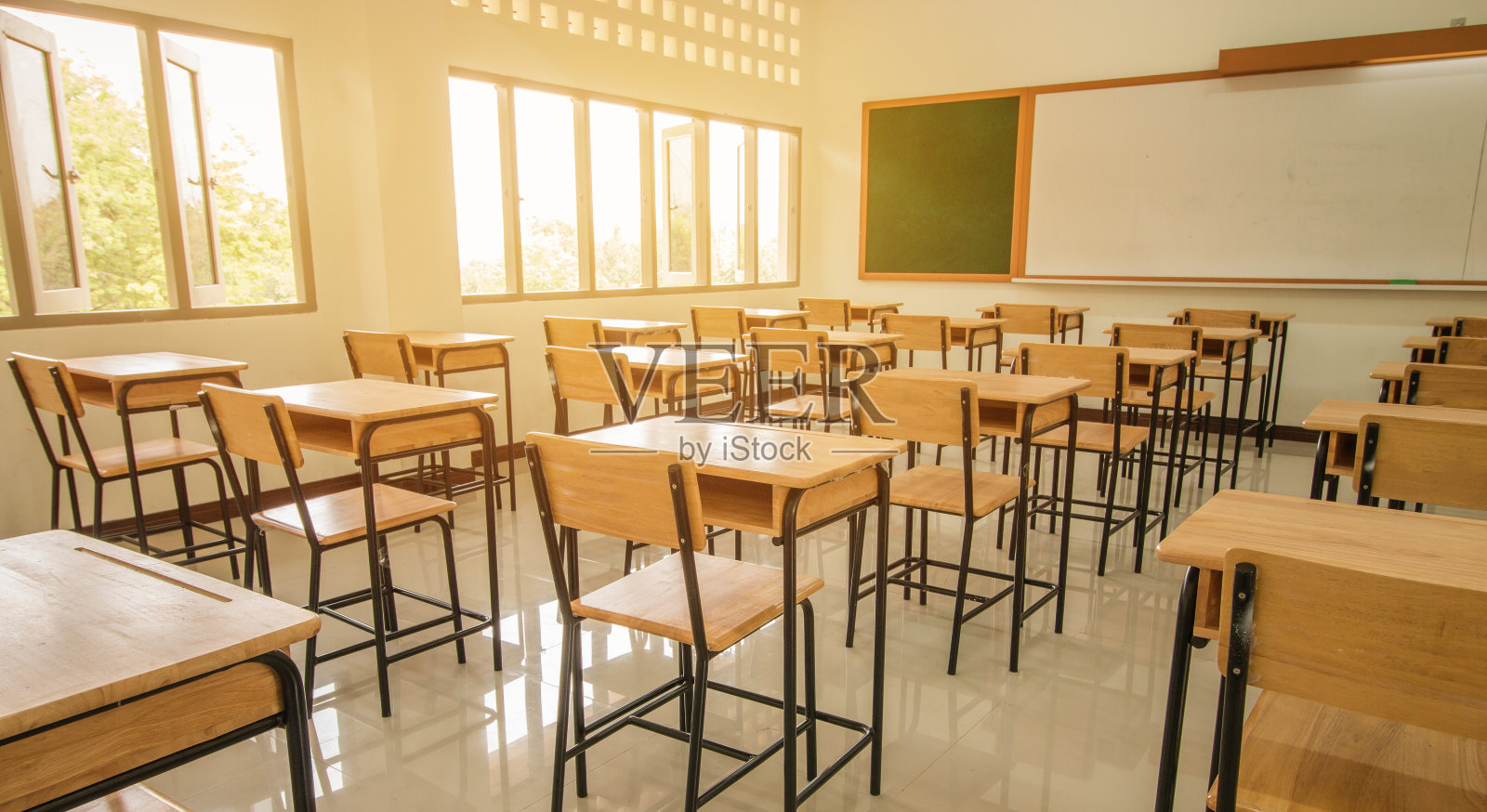 教室或学校空教室与课桌和椅子铁木材学习课程在泰国高中，中学教育内部，与白板，复古色调教育理念照片摄影图片