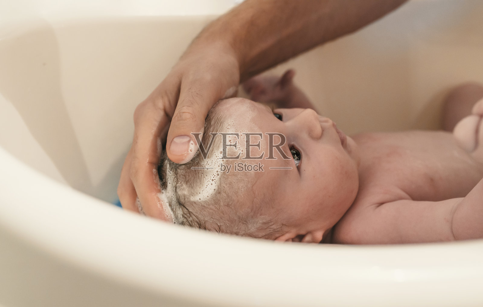 可爱的新生婴儿该洗澡了照片摄影图片