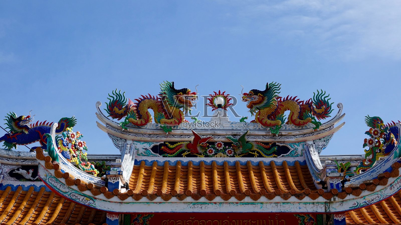 一座中国小庙的屋顶，上面有龙照片摄影图片