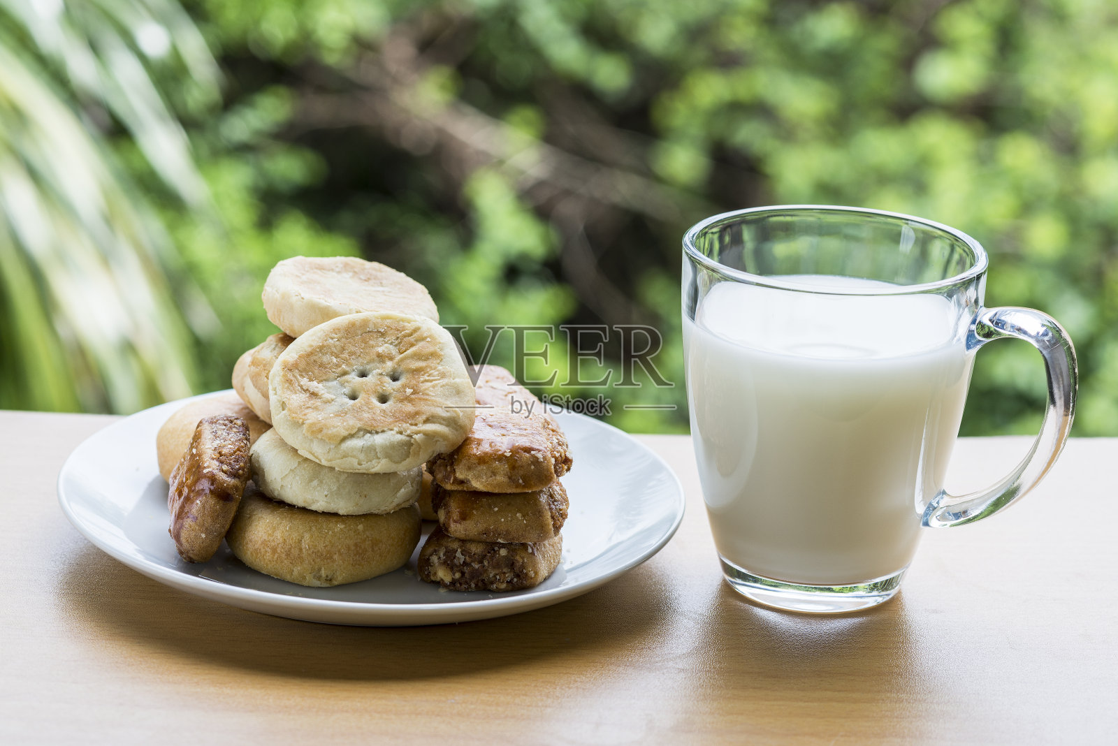 蛋糕，饼干和牛奶照片摄影图片