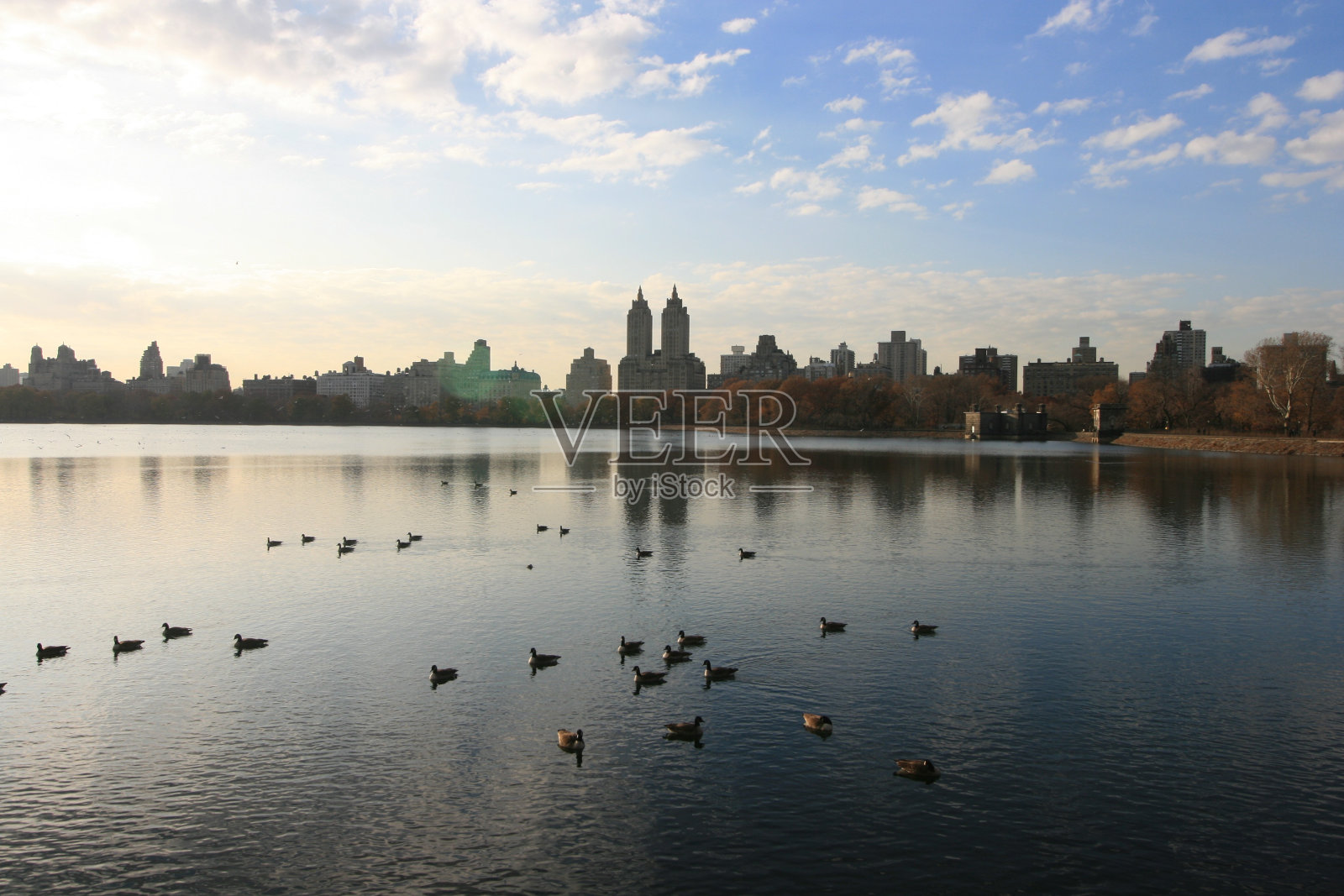 在纽约市中央公园的杰奎琳·肯尼迪水库周围按时钟行走照片摄影图片