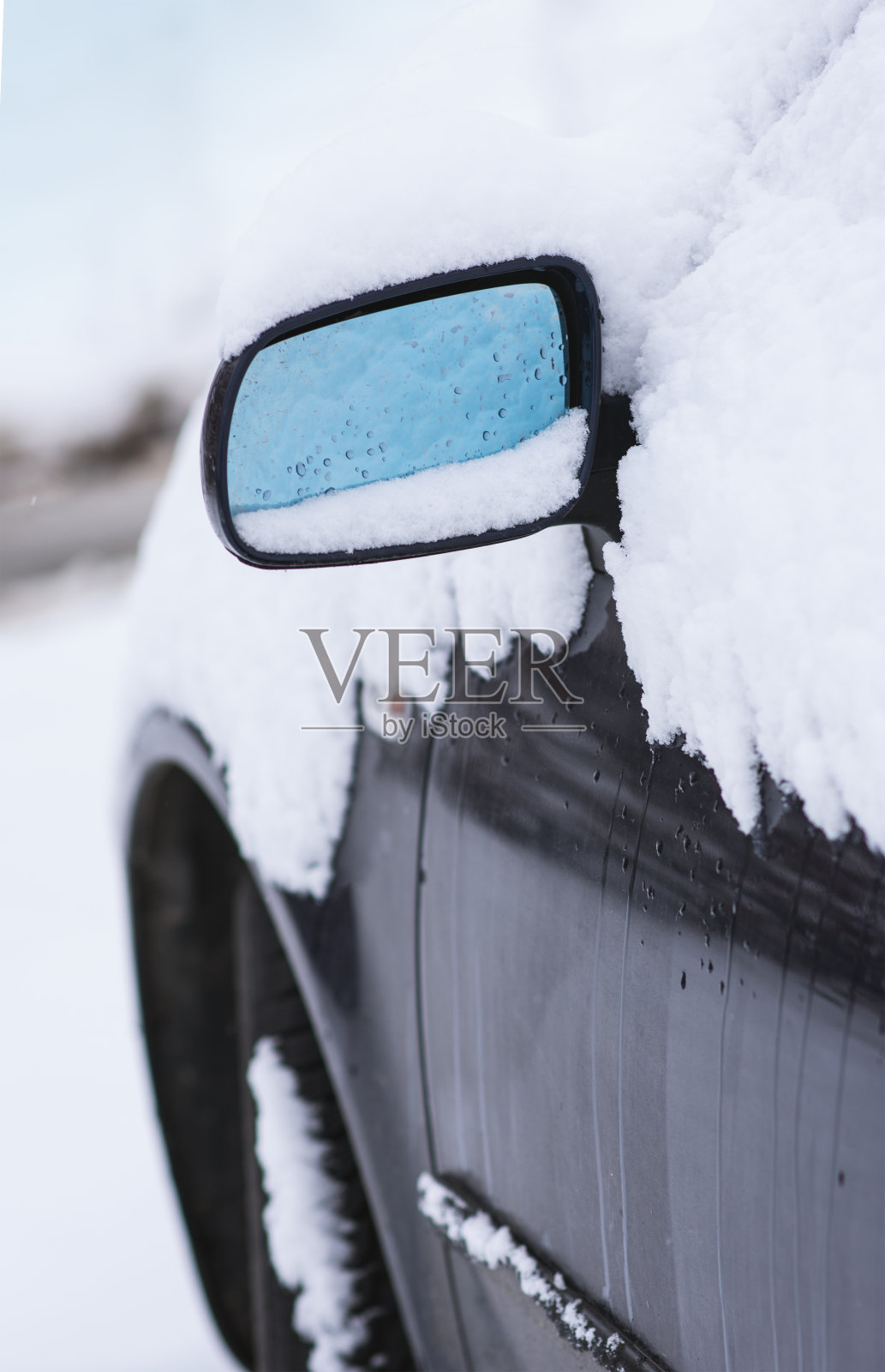 现代汽车的室外覆盖着雪。照片摄影图片