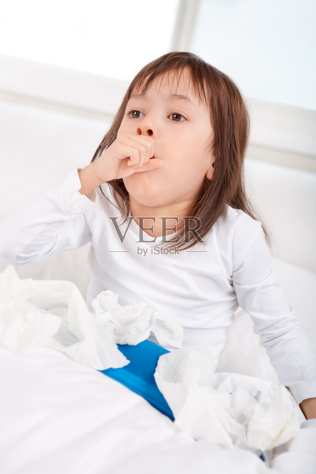 生病的女孩在床上鼻子咳嗽照片摄影图片