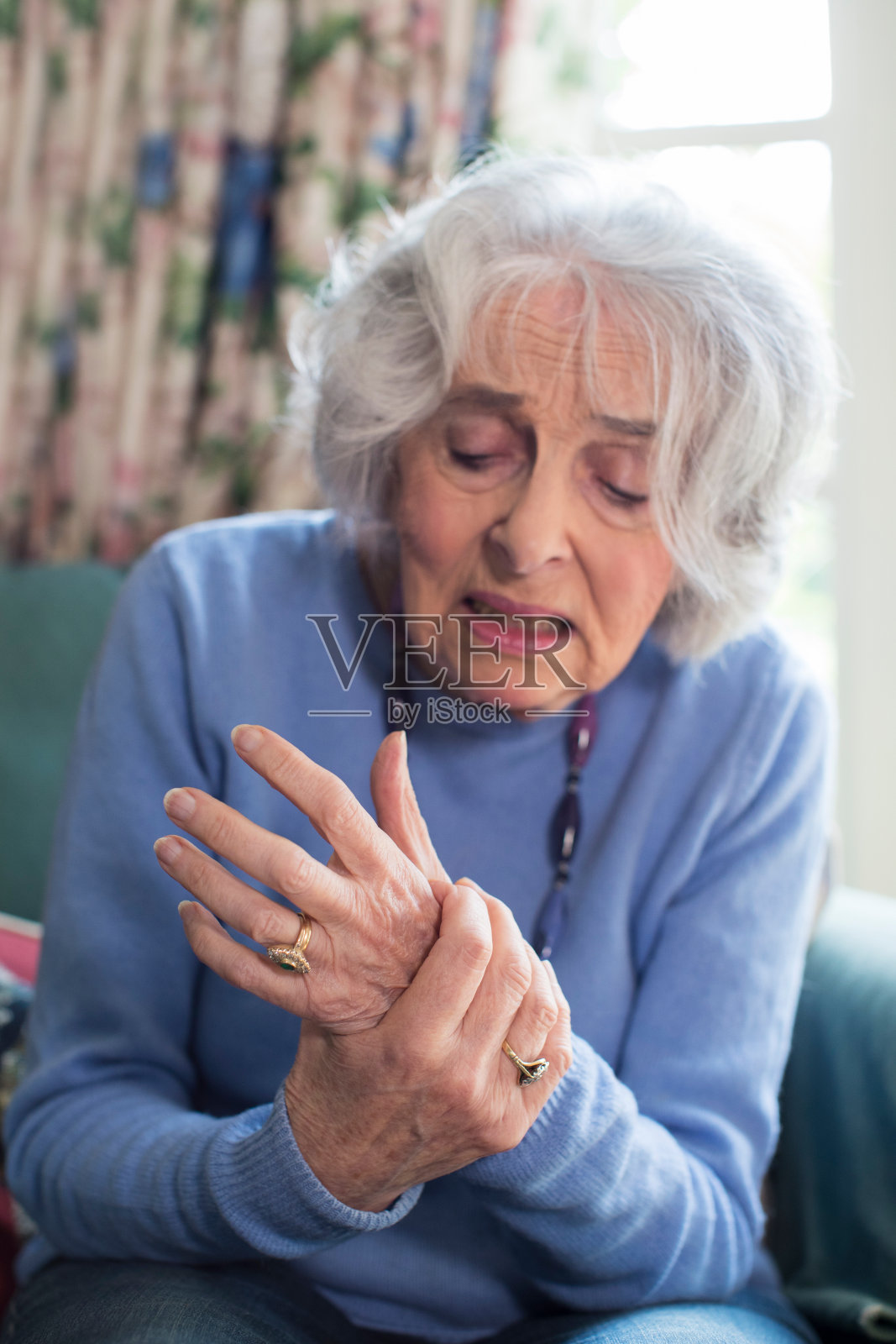 在家忍受关节炎的老年妇女照片摄影图片