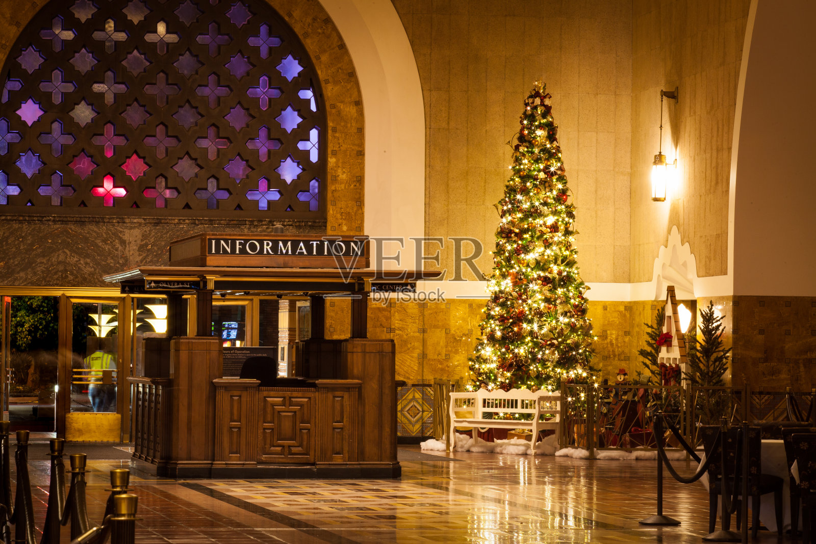 洛杉矶联合车站的圣诞树-节日季节的照明和装饰-入口大厅照片摄影图片