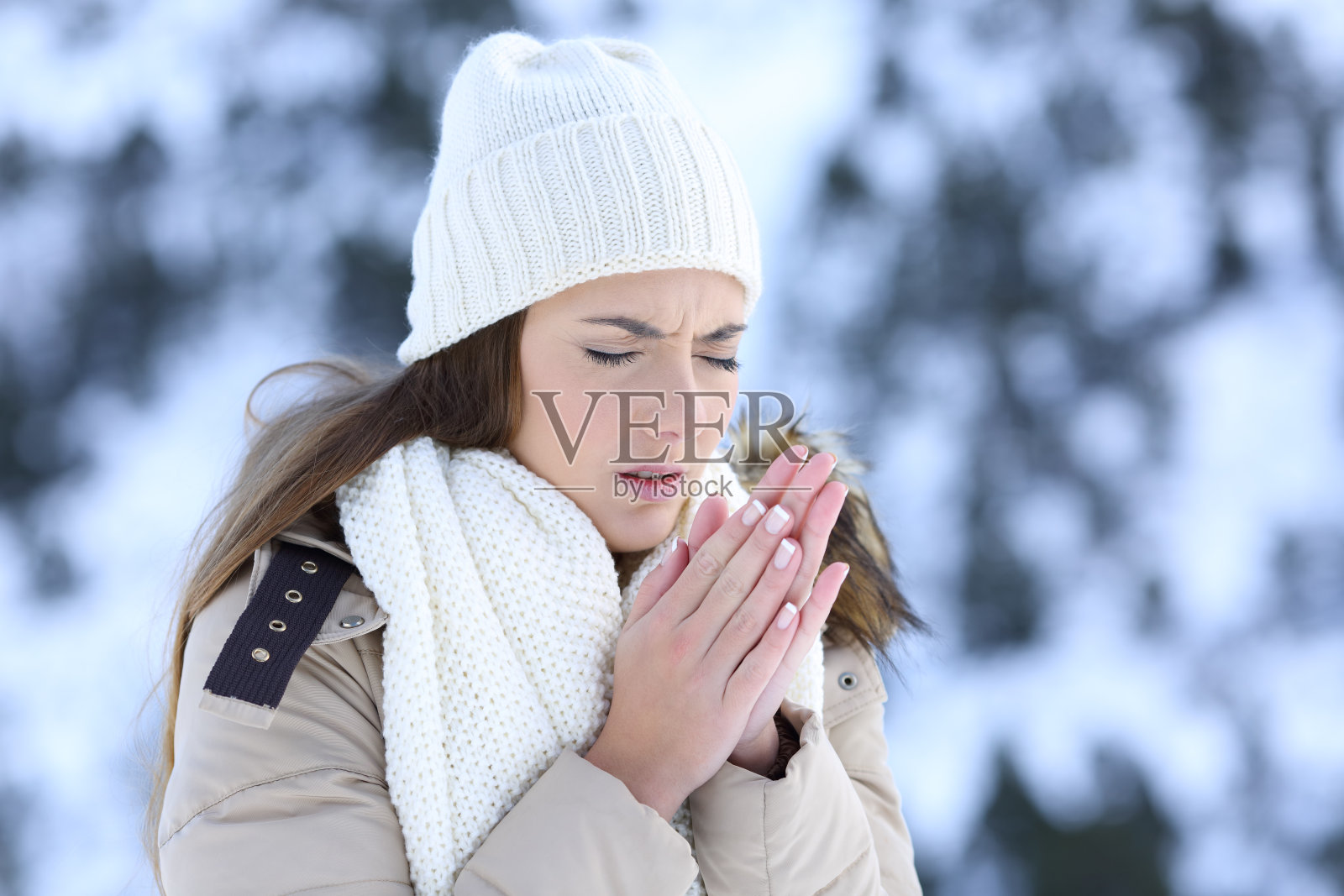 在户外忍受寒冷冬天的女人照片摄影图片