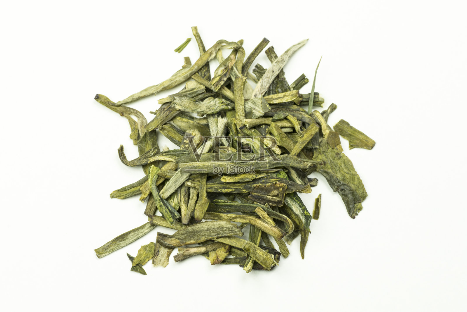 一堆美味的绿茶叶子，顶部是白色的背景照片摄影图片