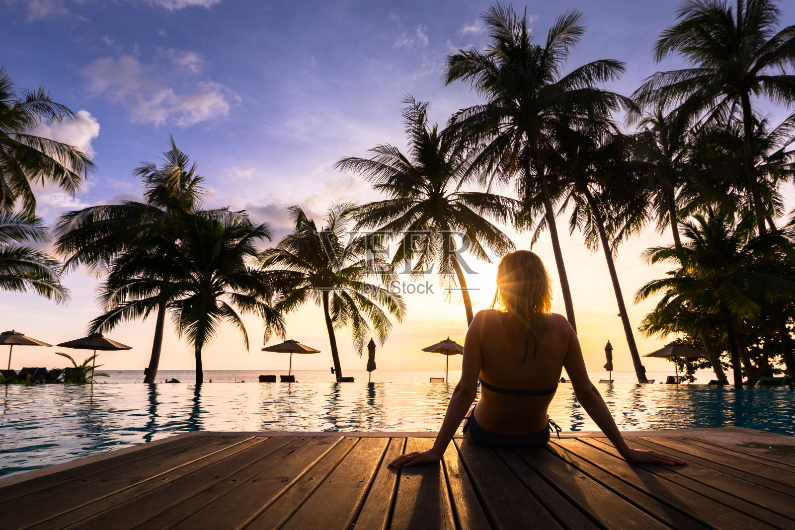 女人享受假期豪华的海滨酒店度假游泳池照片摄影图片