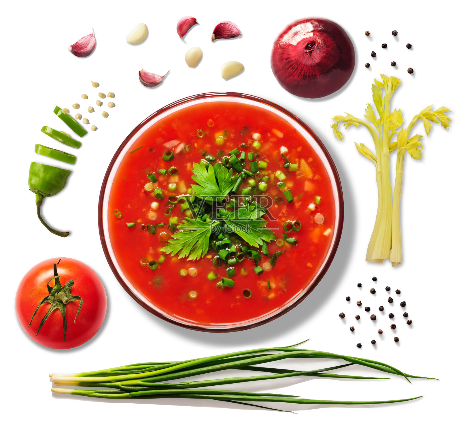 红色番茄汤或西班牙凉菜汤的俯视图，蔬菜成分孤立在白色背景上照片摄影图片
