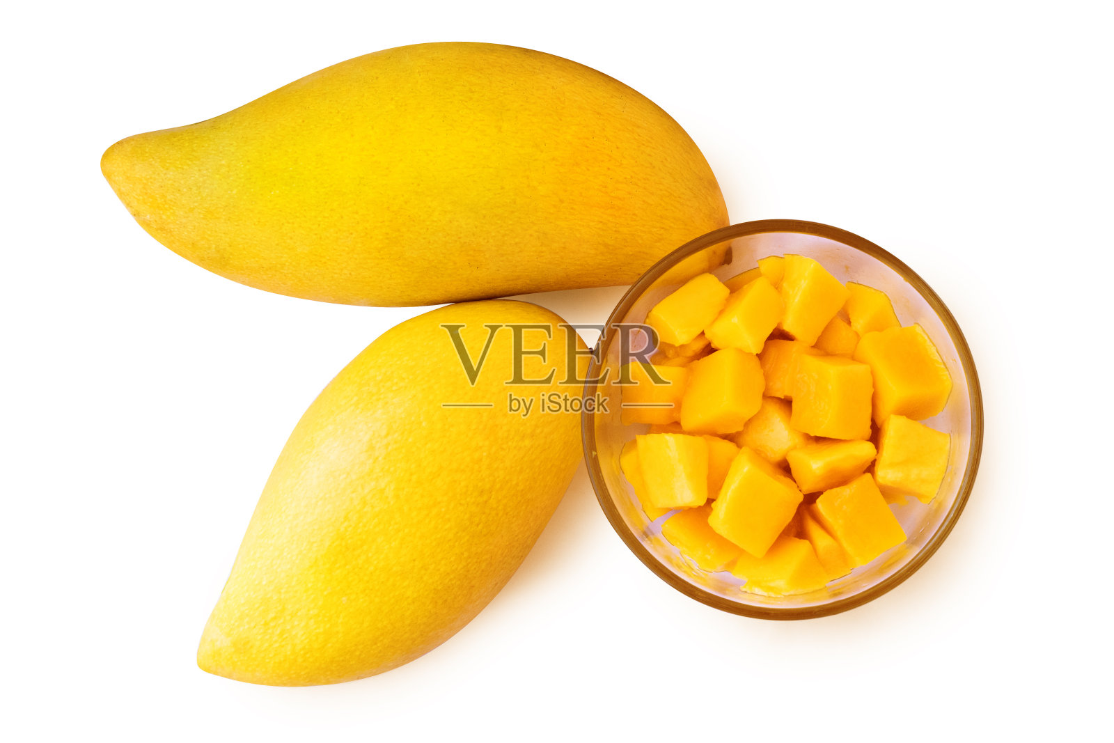 两个芒果和芒果块放在一个盘子里。照片摄影图片