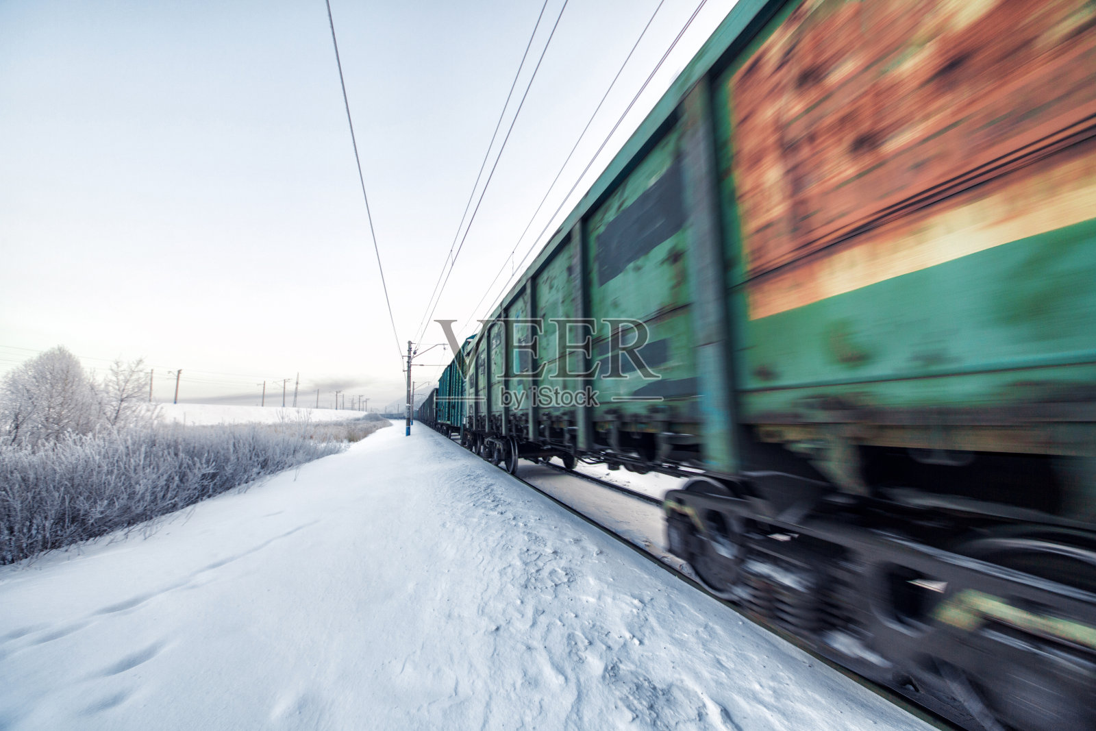 冬季铁路与货运列车。照片摄影图片