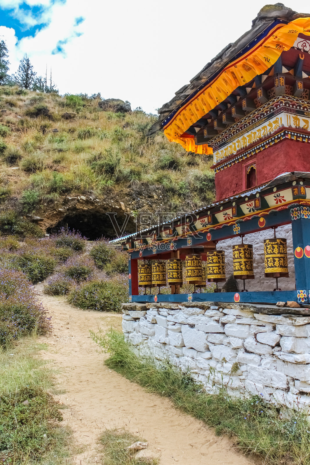 不丹，帕罗河，坦乔克拉赫坎寺附近的祈祷轮。照片摄影图片