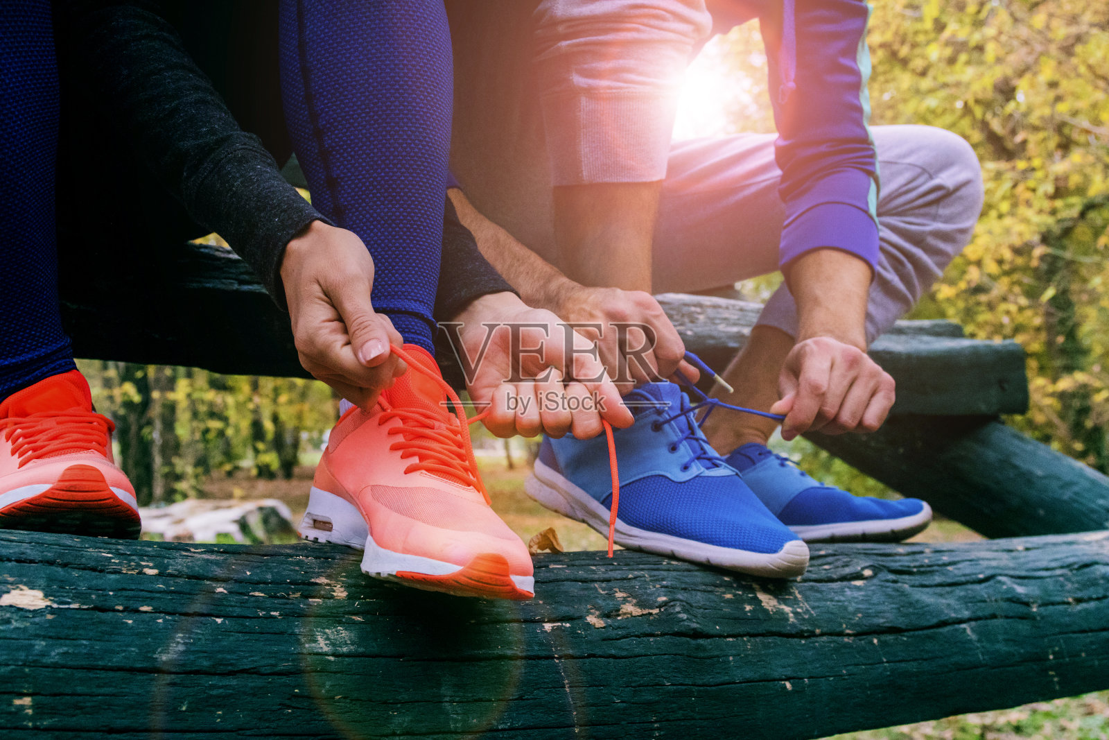 运动员的脚。跑步夫妇的特写跑鞋。照片摄影图片