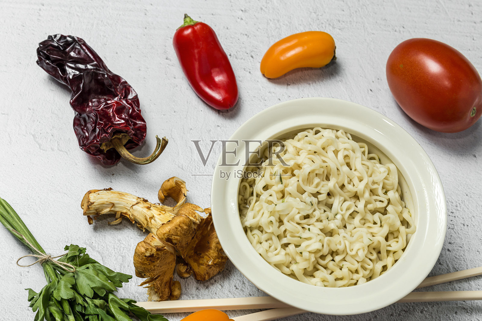 蔬菜面典型的东方食物照片摄影图片