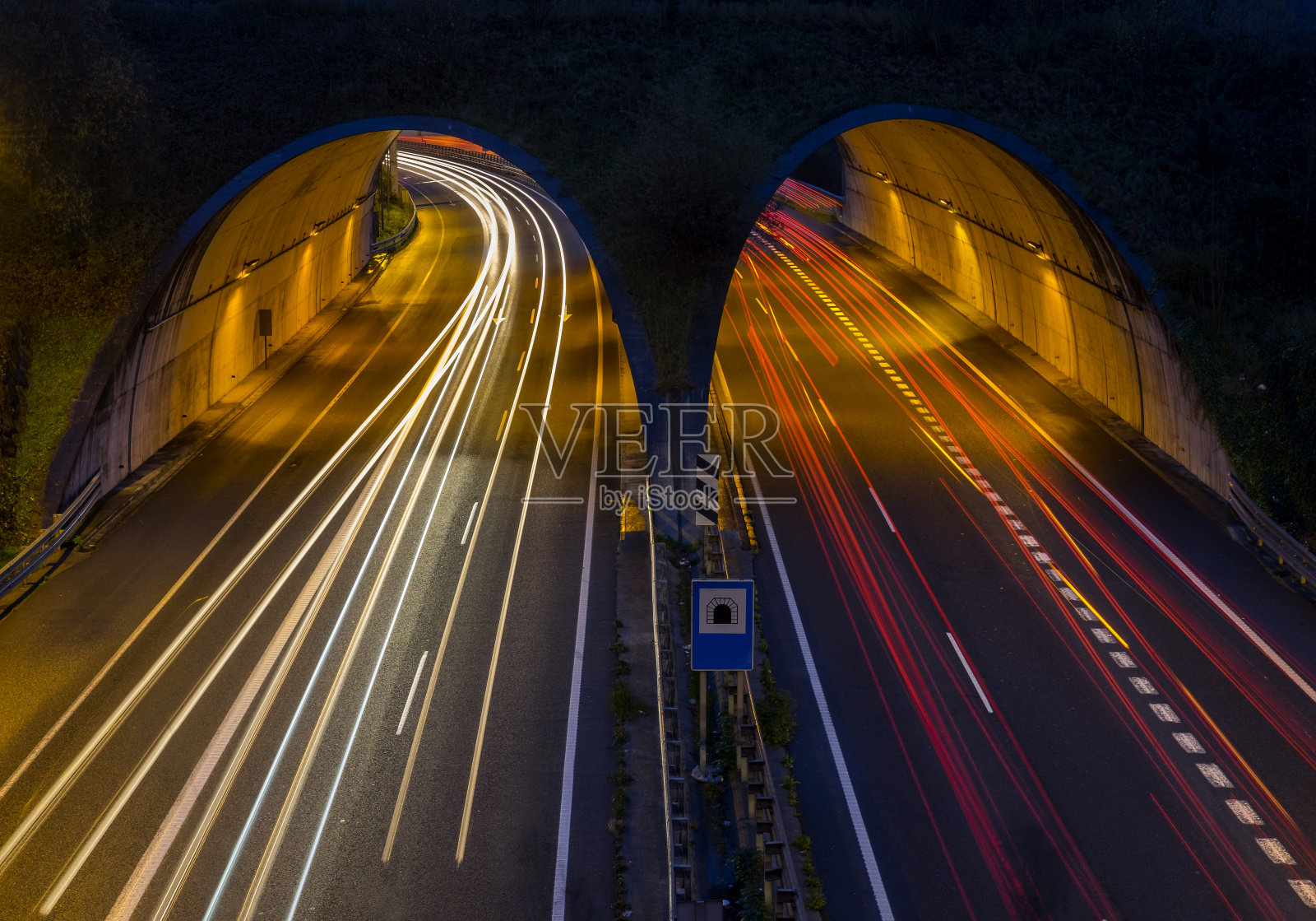 穿过赫尔纳尼隧道的车灯照片摄影图片