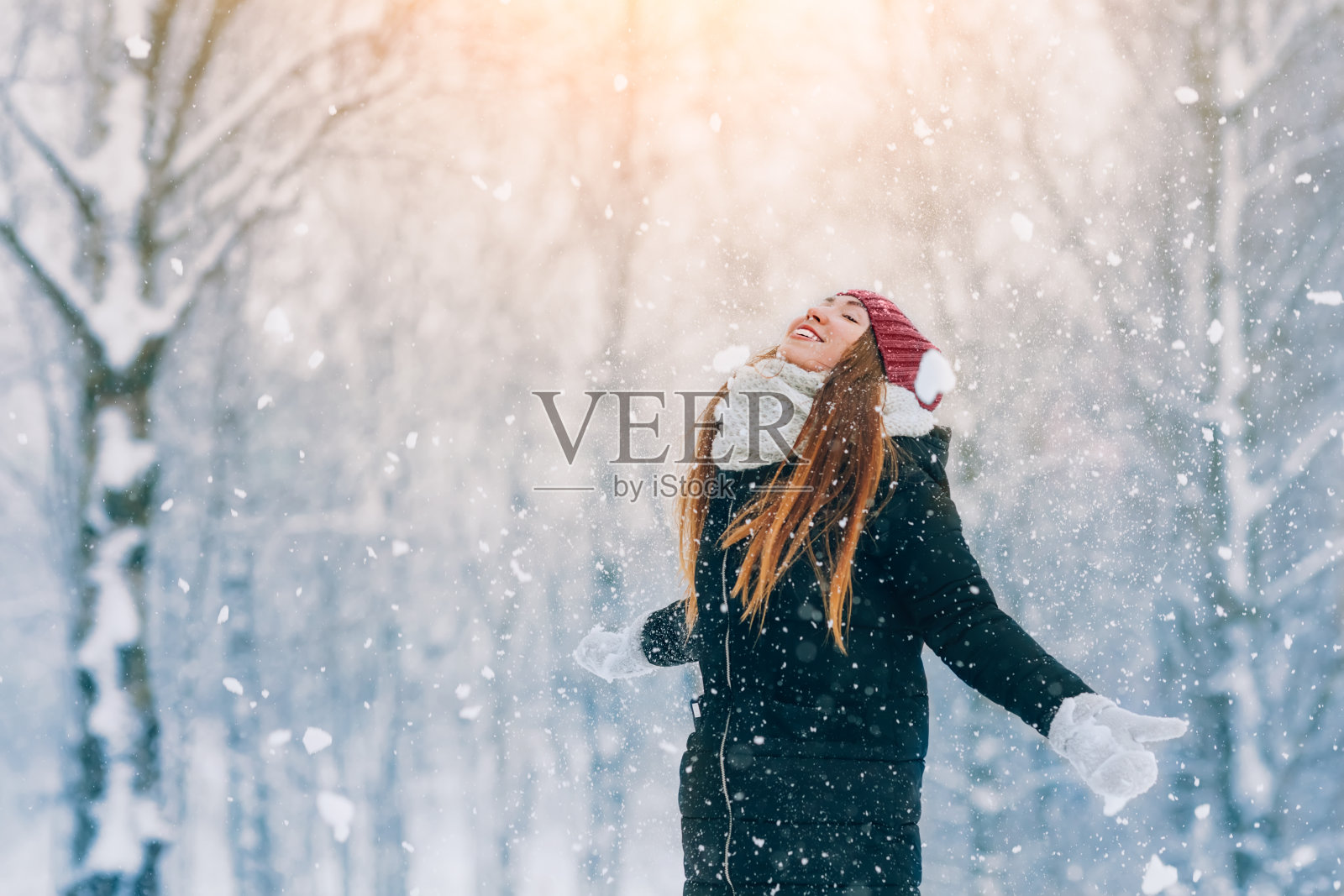 冬天的年轻女子肖像。美丽快乐的模特女孩在冬天的公园里欢笑和玩耍。户外美丽的年轻女子。享受自然,冬季照片摄影图片