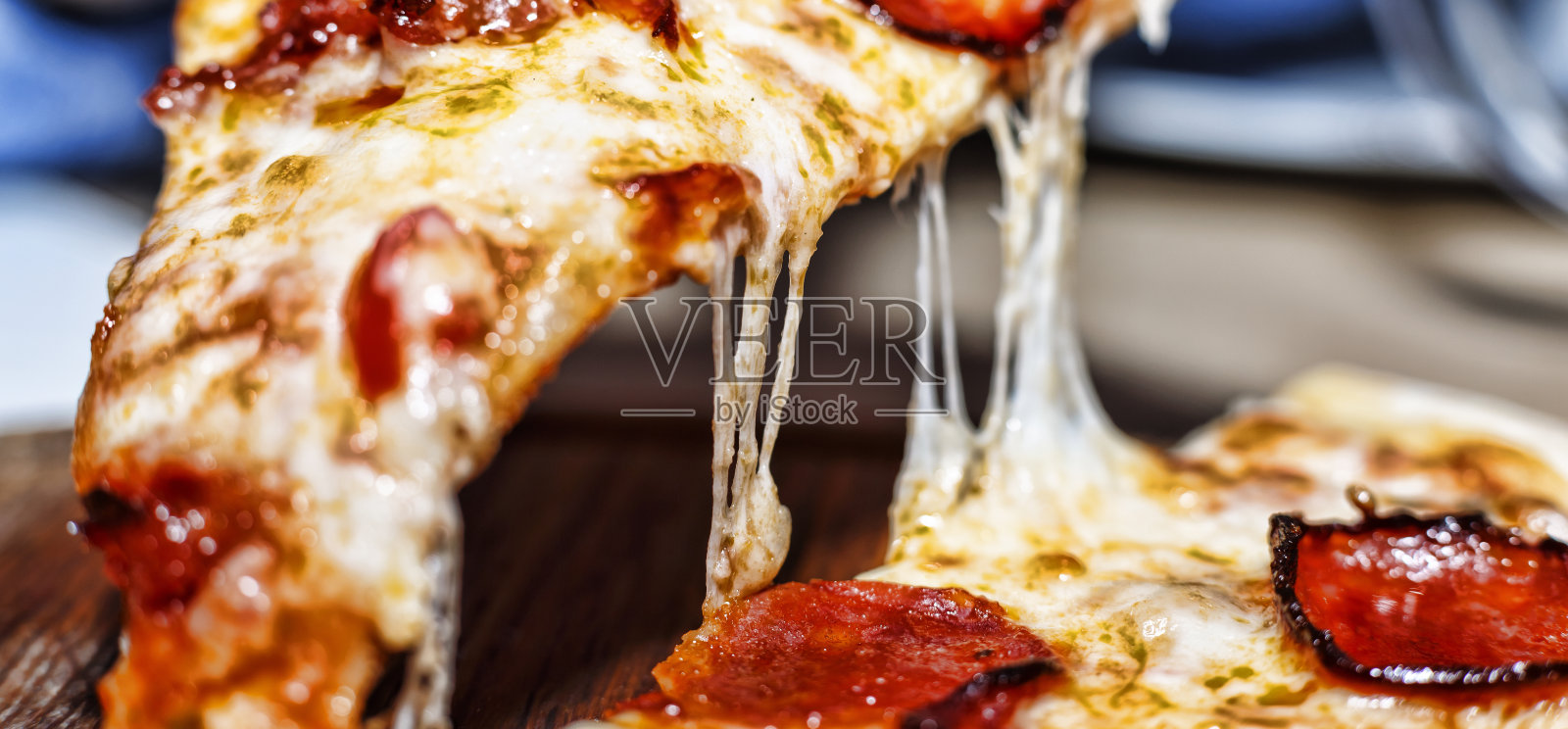 一张意大利辣香肠披萨的特写。意大利披萨。照片摄影图片
