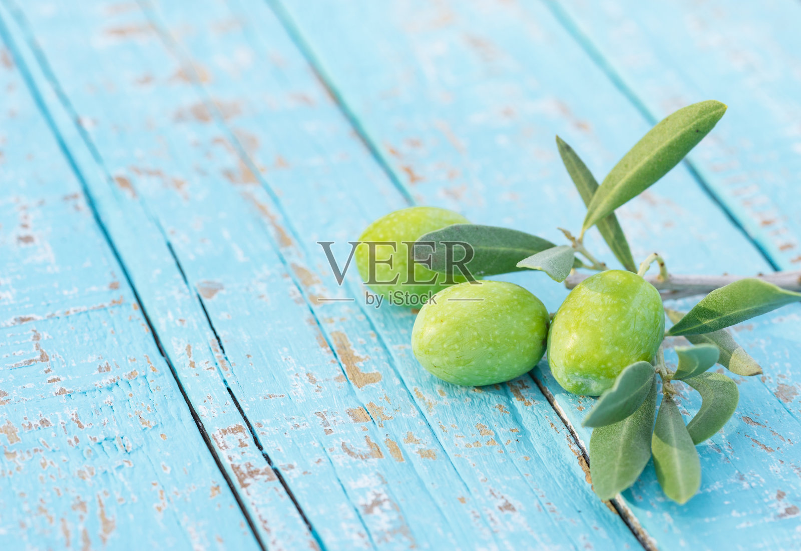 木背景上的橄榄照片摄影图片