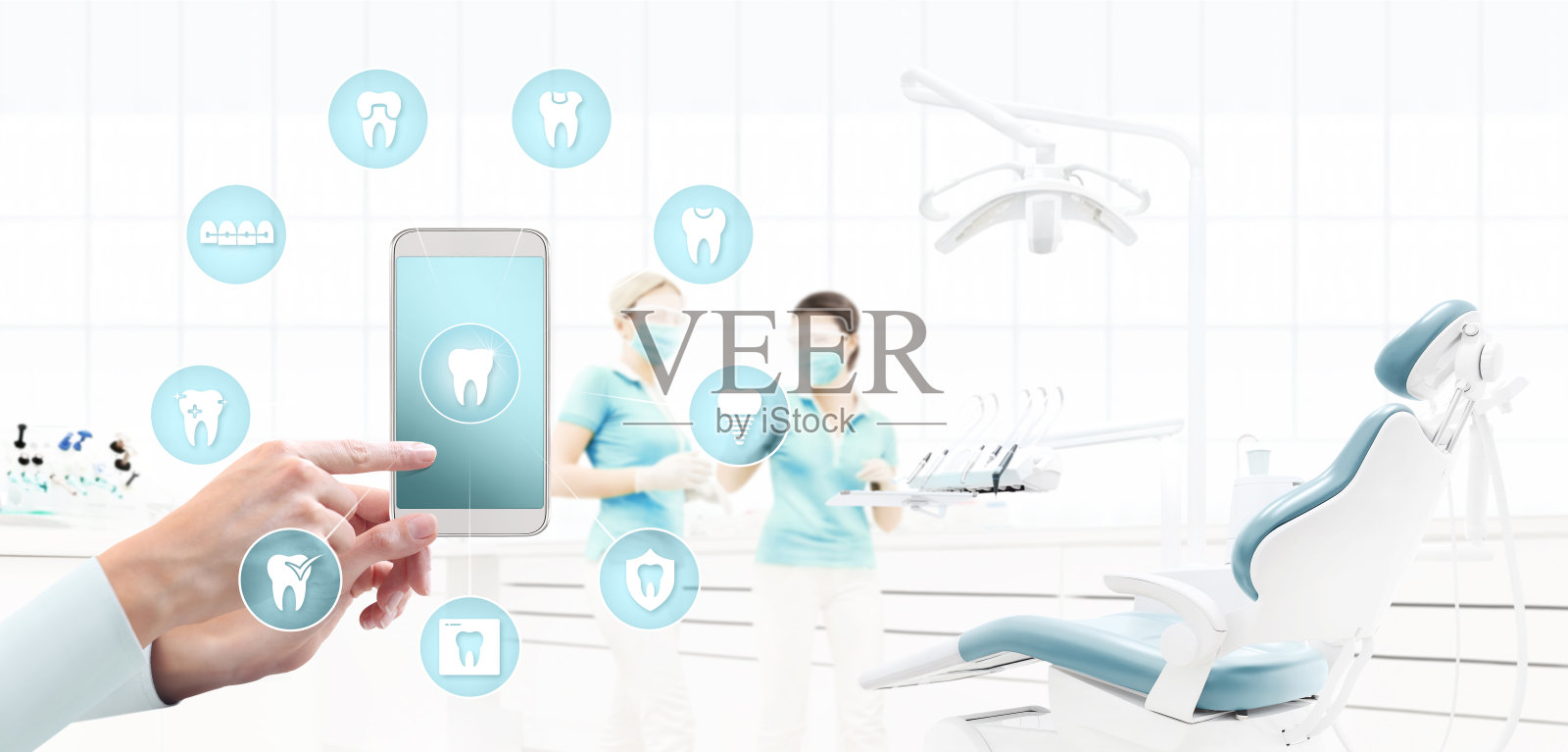 牙科医生手触智能手机屏幕，牙齿图标和符号上的牙科诊所与牙科医生的椅子背景网横幅模板照片摄影图片
