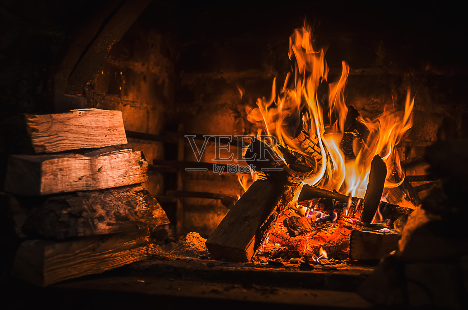 在开放式壁炉中燃烧木制燃料(柴火)照片摄影图片
