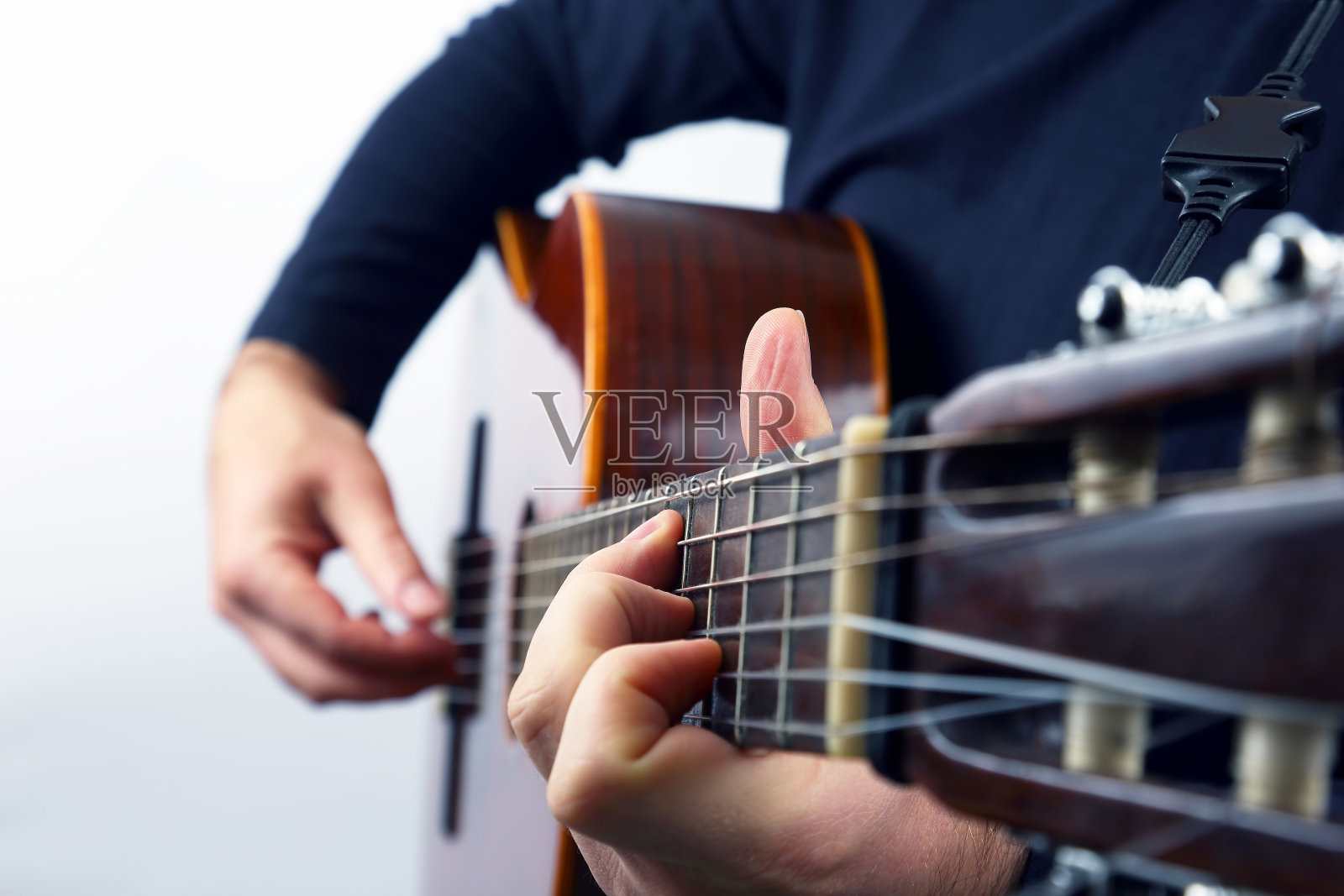 弹奏古典吉他的音乐家的手照片摄影图片