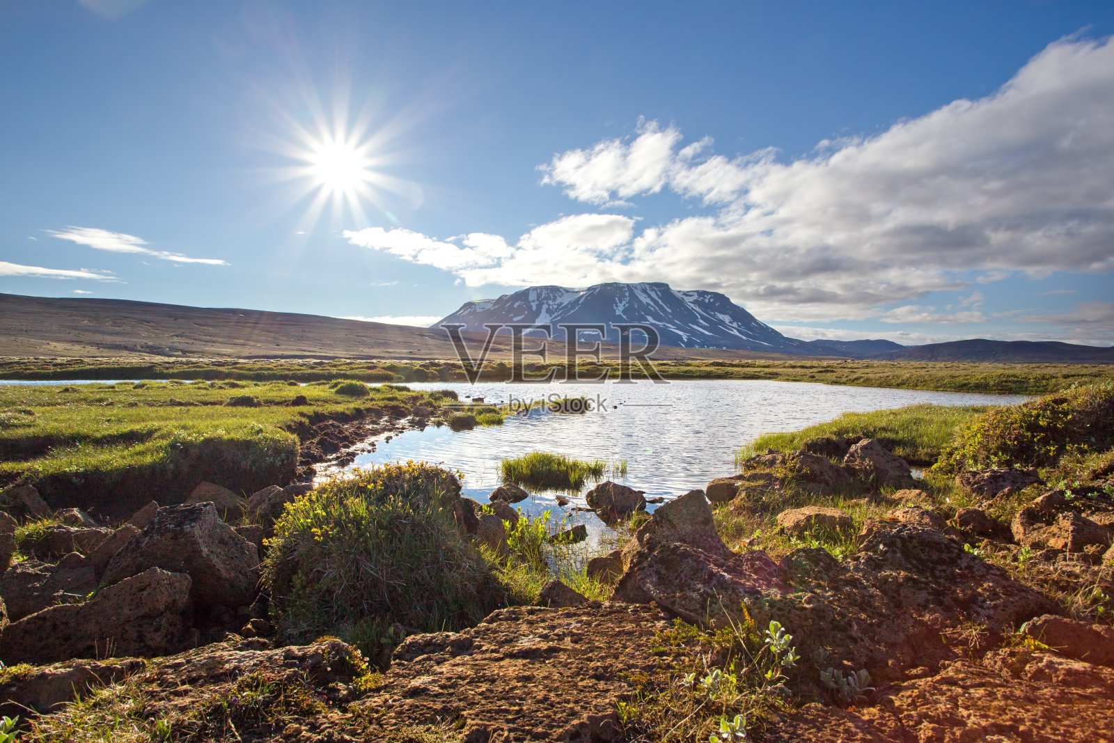 冰岛的夏季自然风光有阳光、湖泊和山脉照片摄影图片
