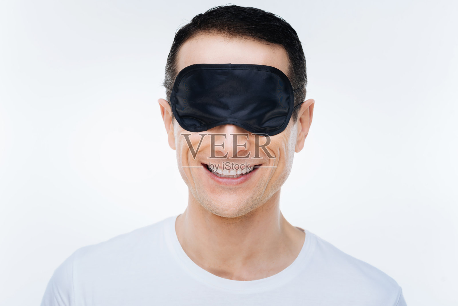 一个戴着睡眠面具的乐观男人照片摄影图片