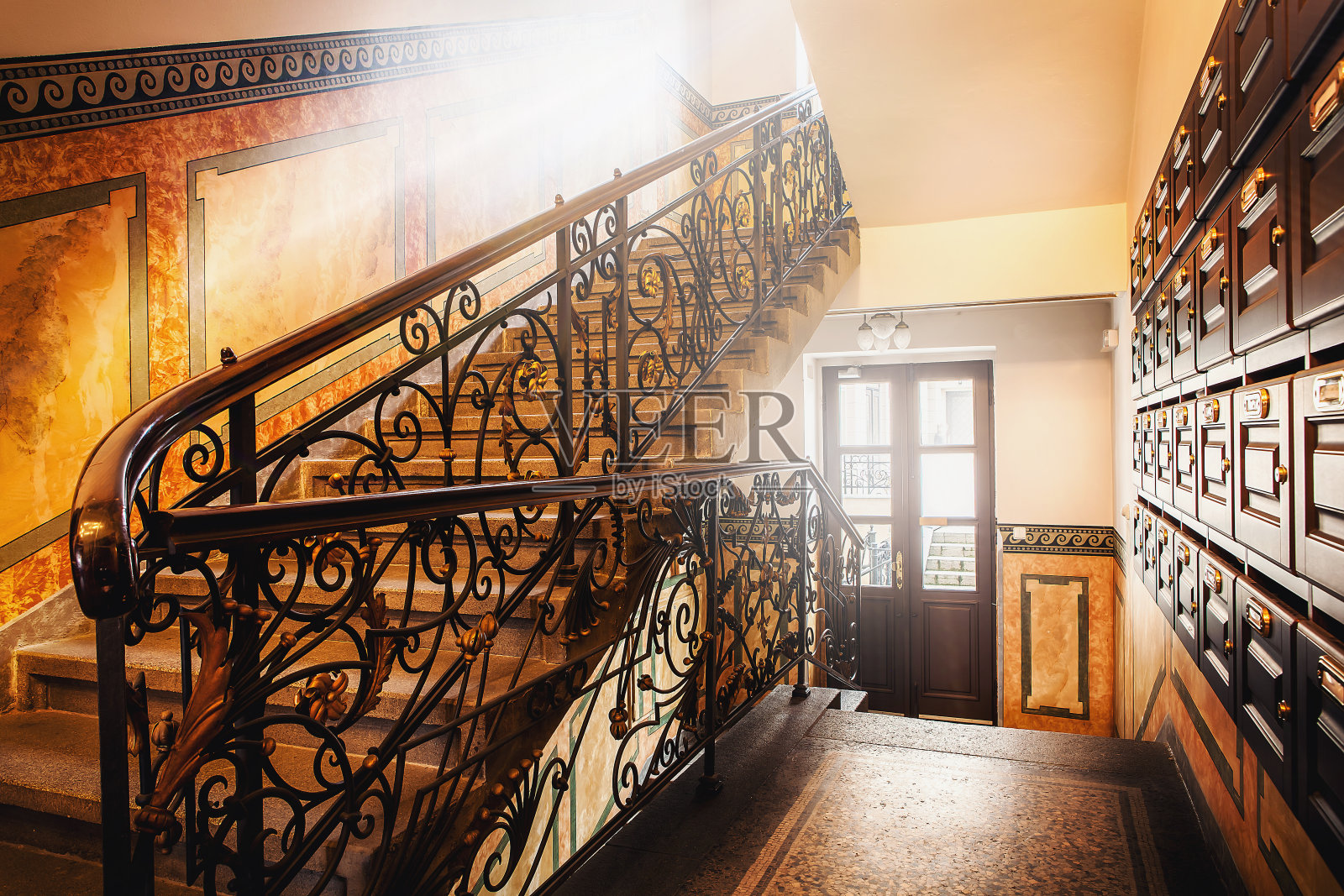走廊楼梯古典优雅，阳光透过窗户照射进来。住宅的欧式建筑内部照片摄影图片