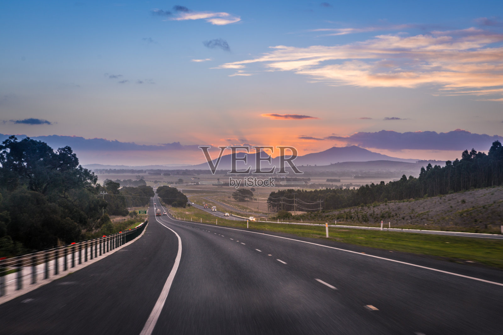 澳大利亚公路旅行，运动模糊公路景观黄昏与阿拉拉特山照片摄影图片
