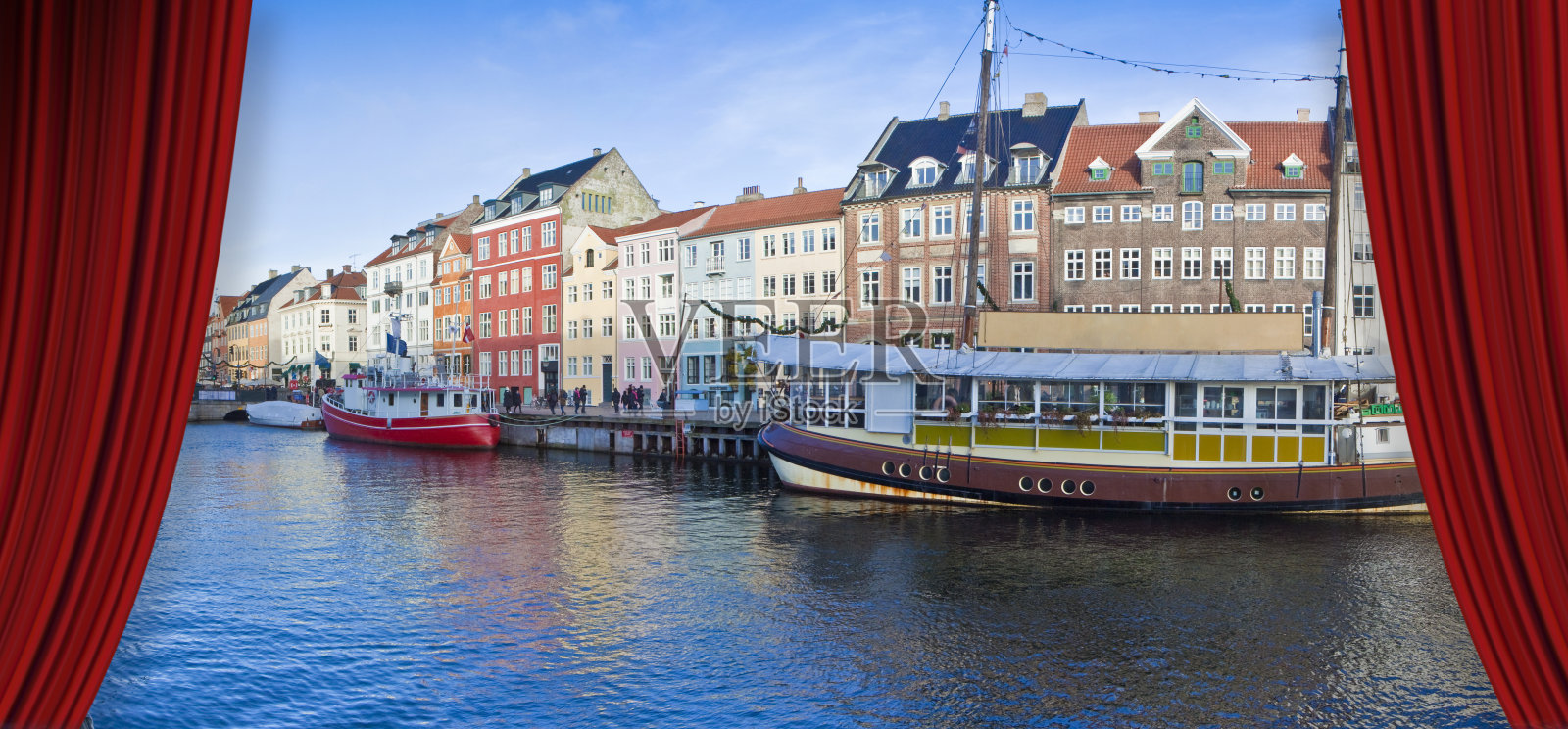 在圣诞假期期间，剧院拉开红幕，映衬尼哈芬城(欧洲-丹麦-哥本哈根)-概念形象照片摄影图片