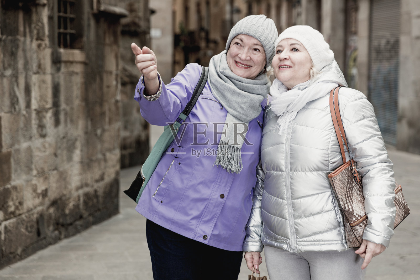 在城里散步的老年妇女照片摄影图片