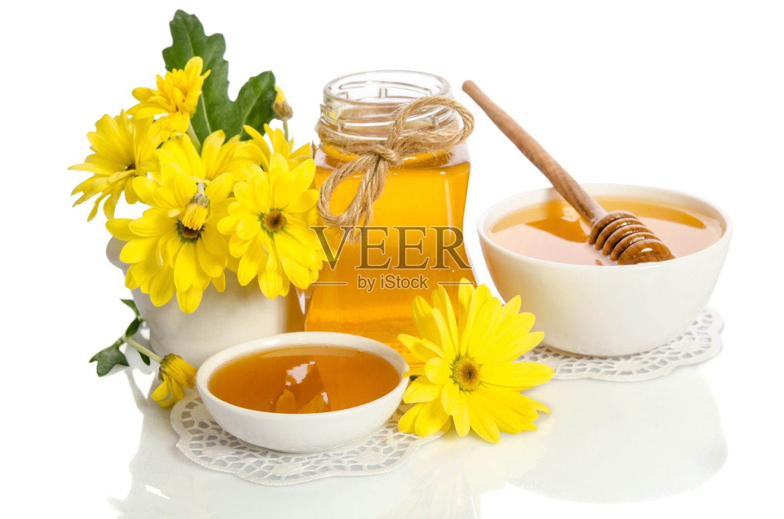 在白色背景上分离出黄色的花和蜂制品(蜂蜜，花粉)照片摄影图片