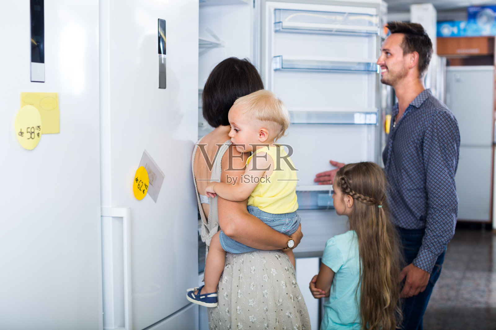 家庭选购新冰箱照片摄影图片