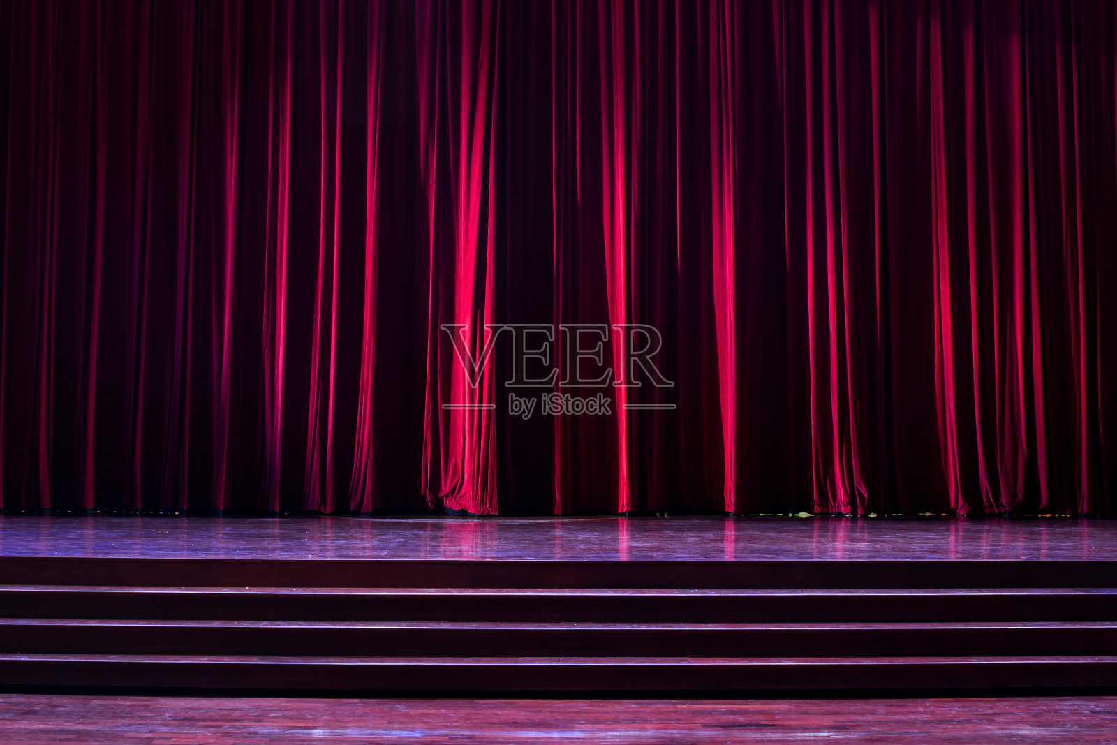 舞台木材和红色窗帘。照片摄影图片