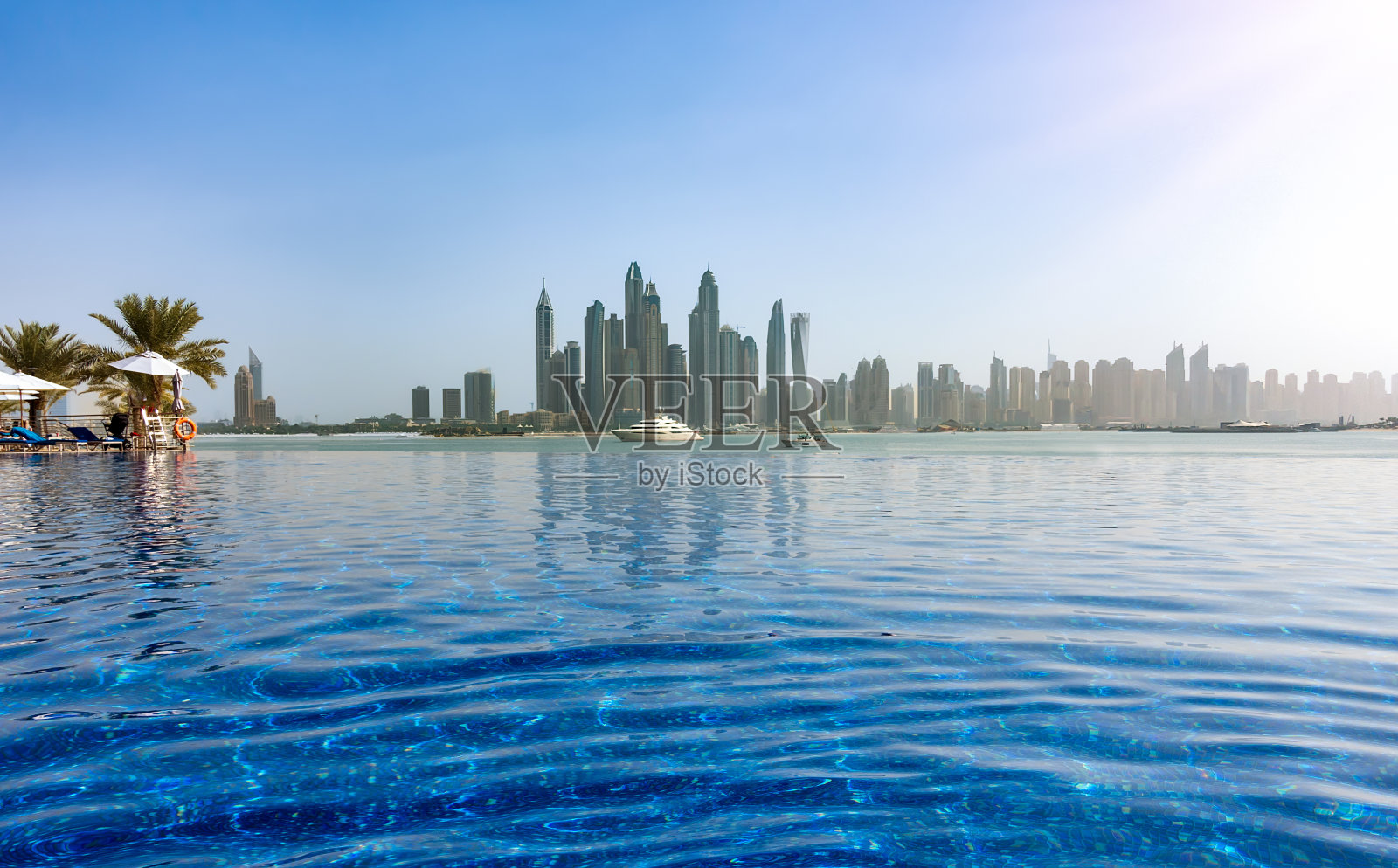 迪拜码头前面有一个游泳池照片摄影图片