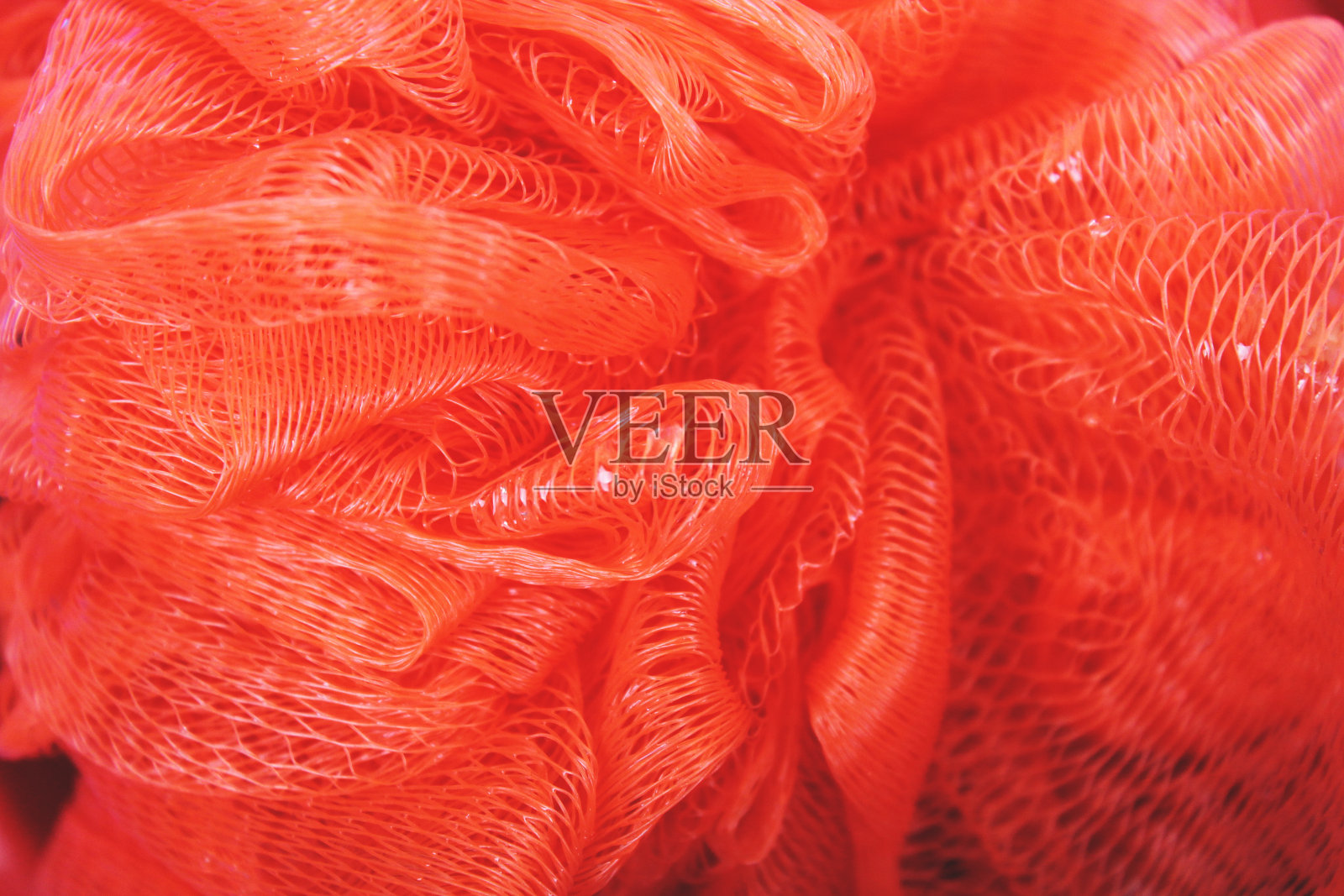 柔软的红色海绵用于沐浴和淋浴，背景和纹理照片摄影图片