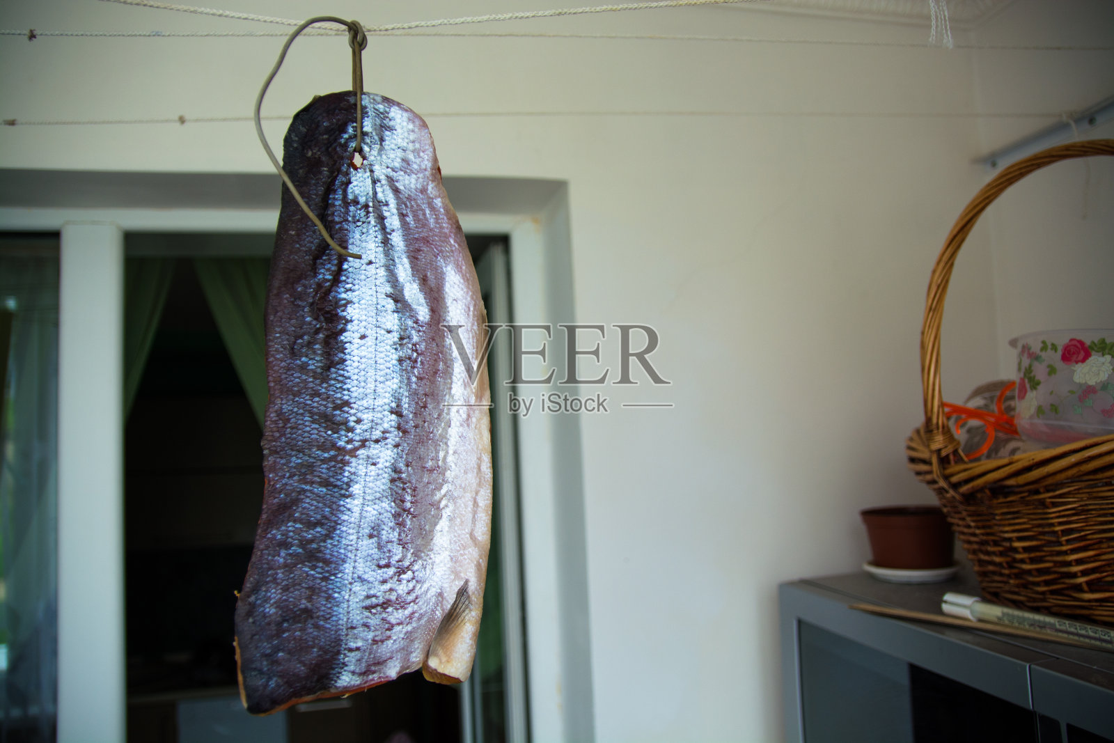新鲜的红鱼尸体挂在绳子上照片摄影图片
