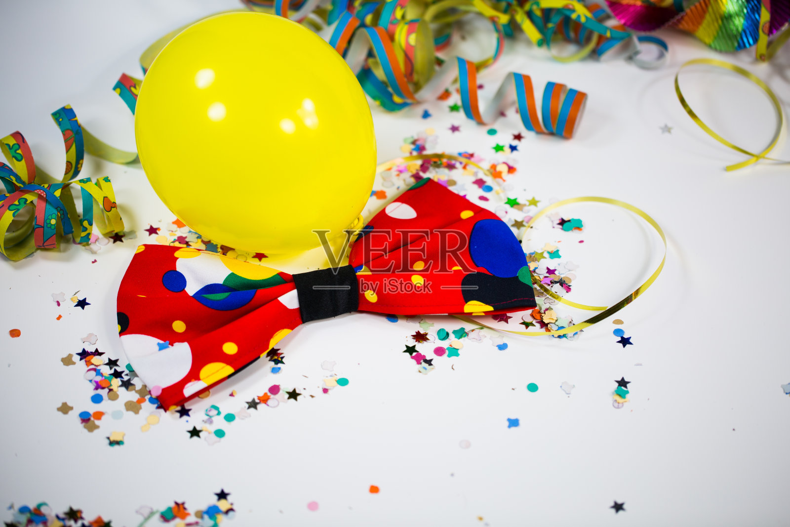 带彩带和甜甜圈的气球照片摄影图片