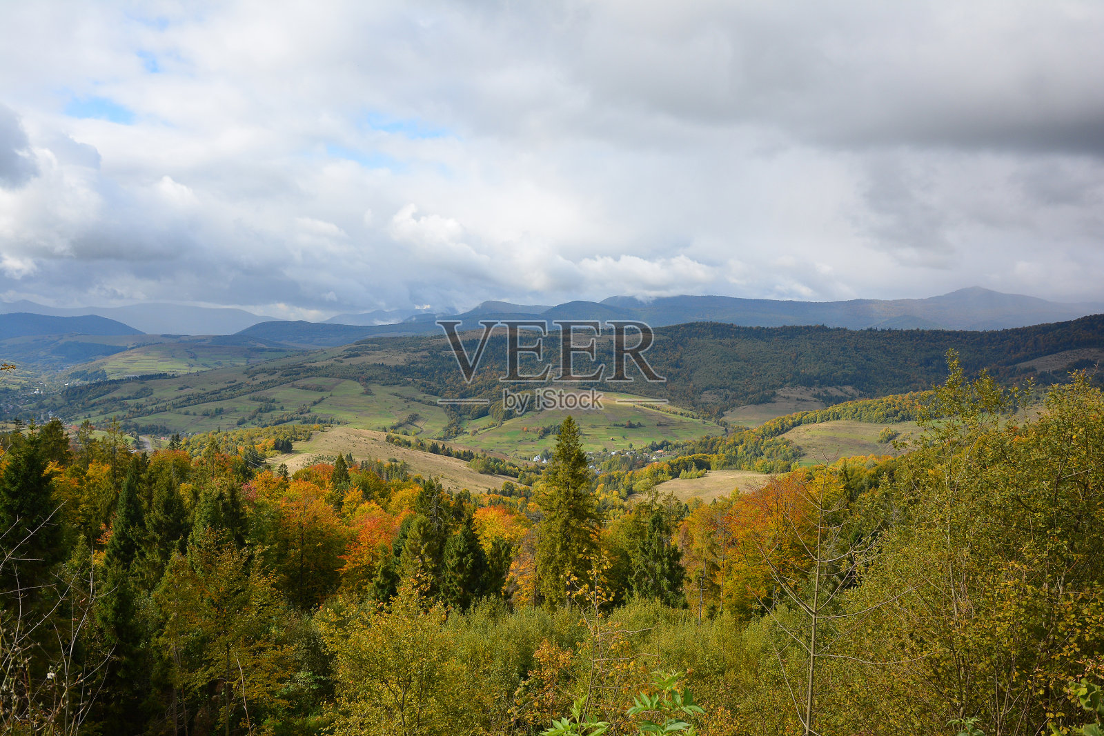 秋日雨前，从Veretskyi山口俯瞰山川和山谷。照片摄影图片