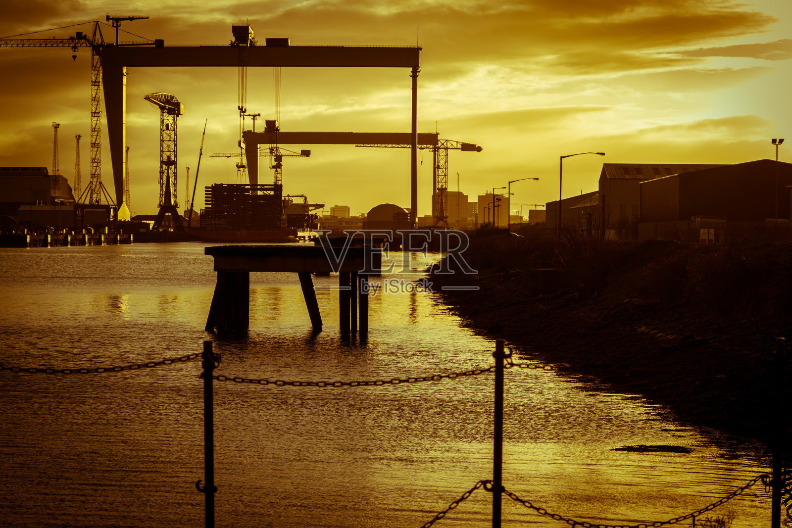 港口、船厂和起重机照片摄影图片